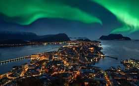 Charming Apartment In Alesund Center With Free Parking